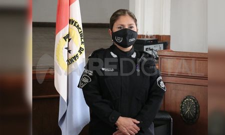 Roxana Eletti se convirtió este jueves en la primera mujer al mando de la Policía de Acción Táctica de Santa Fe. Roxana Eletti se convirtió este jueves en la primera mujer al mando de la Policía de Acción Táctica de Santa Fe.