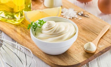Es una salsa sencilla pero deliciosa que se elabora con huevo, aceite, vinagre y sal. Es una salsa sencilla pero deliciosa que se elabora con huevo, aceite, vinagre y sal.