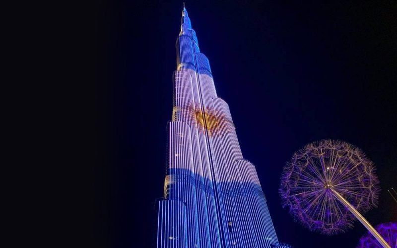 En Dubai, el rascacielos más alto y famoso del mundo se iluminó con los colores de la bandera argentina