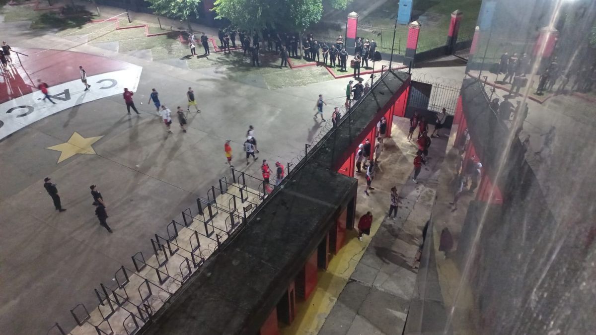 Clima caliente en el Brigadier López durante el partido entre Colón y Racing de Córdoba.