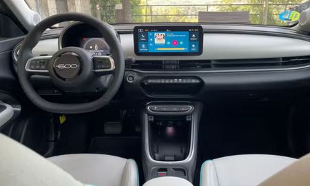 Con 4,17 metros de largo, el 600 Hybrid mantiene el espíritu urbano del modelo original. Con 4,17 metros de largo, el 600 Hybrid mantiene el espíritu urbano del modelo original.