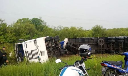 Un camión que transportaba gaseosas intentó esquivar a otro vehículo sobre la ruta nacional 11, perdió el control y volcó en el norte de Santa Fe. Un camión que transportaba gaseosas intentó esquivar a otro vehículo sobre la ruta nacional 11, perdió el control y volcó en el norte de Santa Fe.