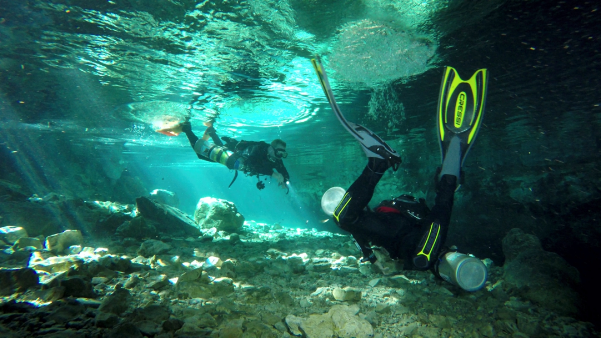 El hombre se sumergió en un cenote el viernes pasado y hasta el momento continúan su búsqueda.