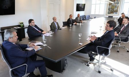 fernandez recibio a miembros de la industria farmaceutica, que donaran $14 millones para construir hospitales fernandez recibio a miembros de la industria farmaceutica, que donaran $14 millones para construir hospitales