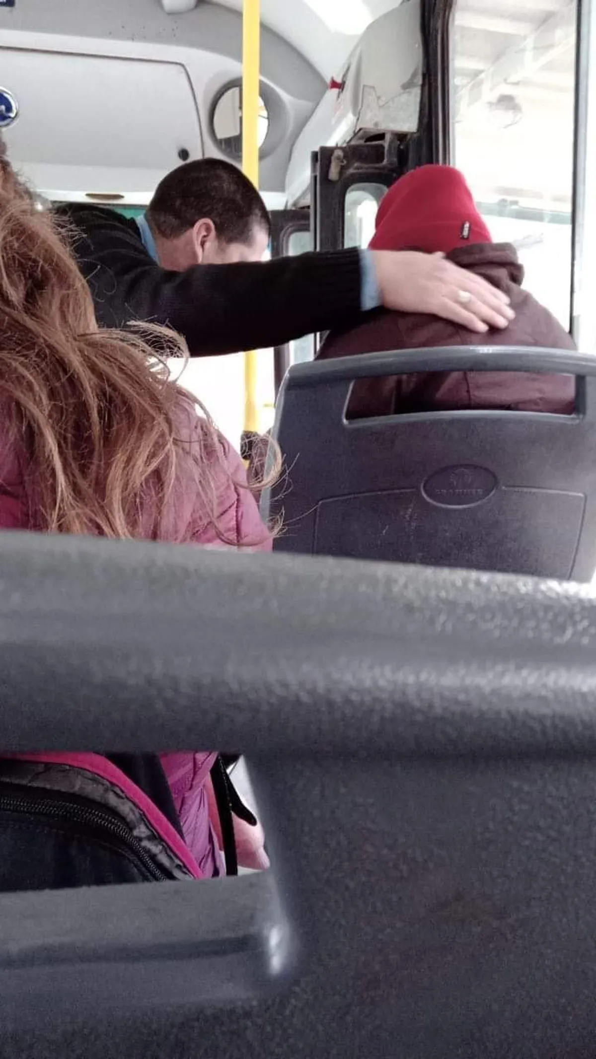 El chofer, Gustavo, ayudando a la señora.