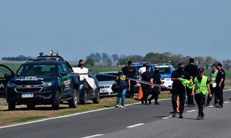 Un policía de Seguridad Vial vio circulando en un auto a su expareja mientras realizaba un operativo de tránsito, la siguió y la mató de un disparo en la cabeza, en el kilómetro 130 de la ruta 90. Un policía de Seguridad Vial vio circulando en un auto a su expareja mientras realizaba un operativo de tránsito, la siguió y la mató de un disparo en la cabeza, en el kilómetro 130 de la ruta 90.