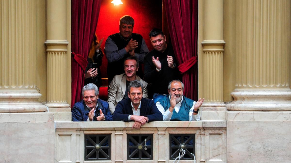 Sergio Massa estuvo en el Congreso en el último tramo en el recinto de sesiones junto a los sindicalistas Héctor Daer, Pablo Moyano, y Carlos Acuña, escuchando los discursos previo a la votación de esa iniciativa promovida por el oficialismo. Sergio Massa estuvo en el Congreso en el último tramo en el recinto de sesiones junto a los sindicalistas Héctor Daer, Pablo Moyano, y Carlos Acuña, escuchando los discursos previo a la votación de esa iniciativa promovida por el oficialismo.