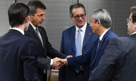 El presidente del Banco Central Miguel Ángel Pesce, acompañado por el ministro de economía, Sergio Massa, se reunió con el Gobernador del Banco Popular de China, Yi Gang, y suscribió la renovación anticipada del swap con China por 130 mil millones de yuanes, por el plazo de tres años. El presidente del Banco Central Miguel Ángel Pesce, acompañado por el ministro de economía, Sergio Massa, se reunió con el Gobernador del Banco Popular de China, Yi Gang, y suscribió la renovación anticipada del swap con China por 130 mil millones de yuanes, por el plazo de tres años.