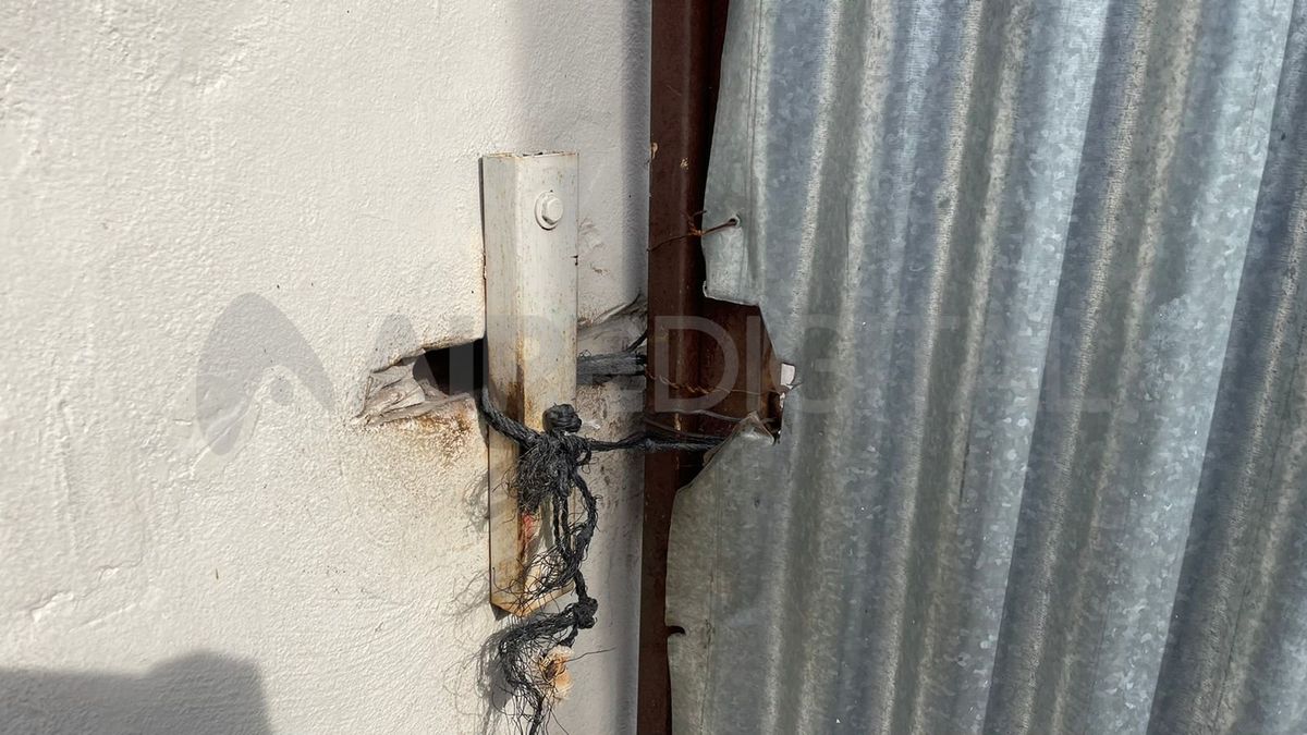 Así quedó la cerradura del portón tras el paso de los delincuentes.