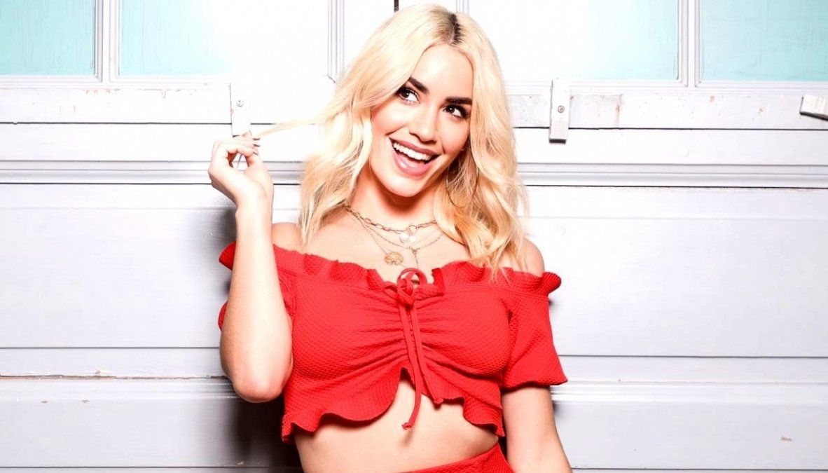 Lali Espósito a los besos con uno de sus compañeros de Sky Rojo