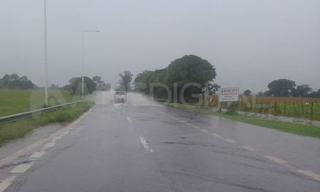 La acumulación de agua obligó a interrumpir parcialmente el paso en la Autovía 19 a la altura del kilómetro 16. La acumulación de agua obligó a interrumpir parcialmente el paso en la Autovía 19 a la altura del kilómetro 16.