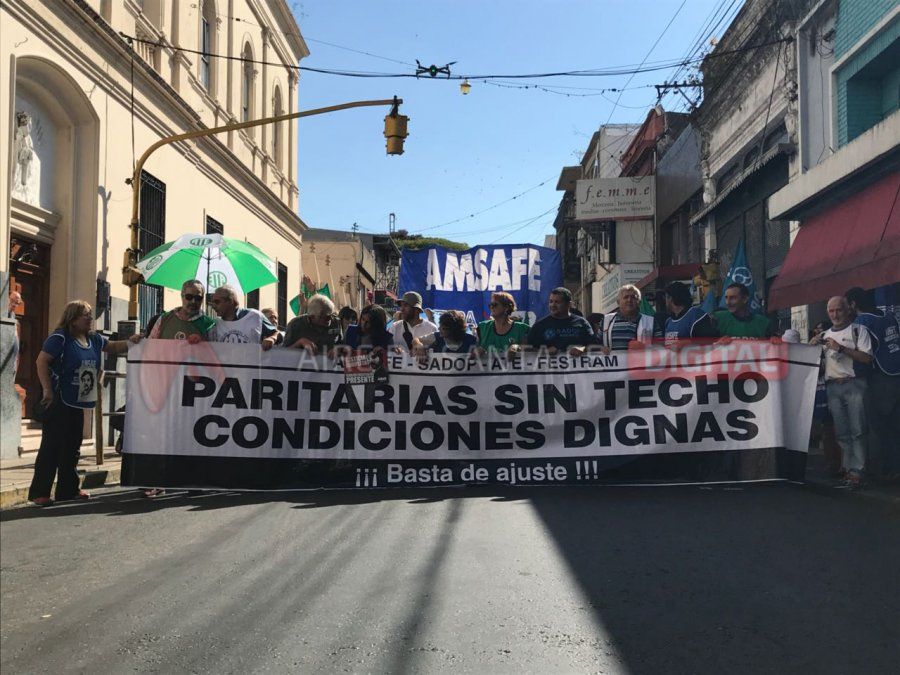 Multitudinaria movilización de docentes y estatales