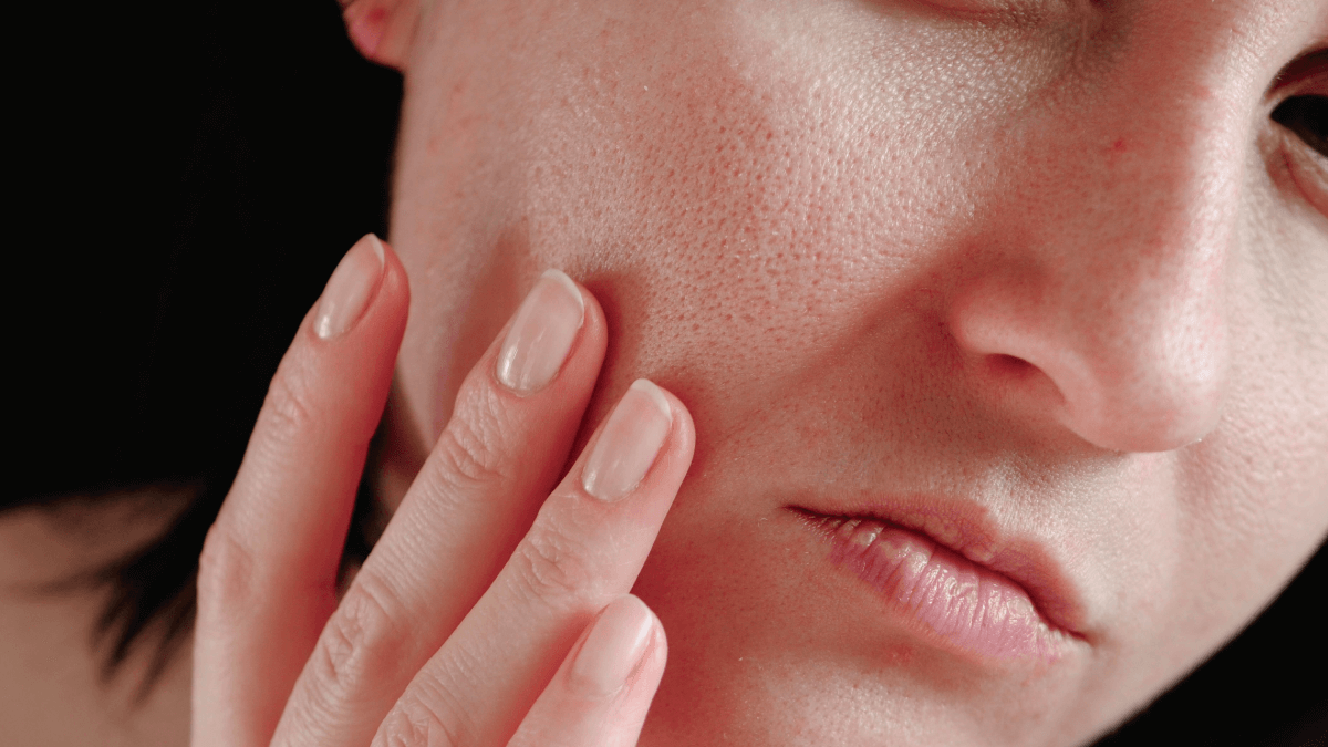 Observar cómo se ve y se siente la piel puede aportar la información que necesitamos para identificar si hay algún problema como resequedad o exceso de oleosidad. Observar cómo se ve y se siente la piel puede aportar la información que necesitamos para identificar si hay algún problema como resequedad o exceso de oleosidad.