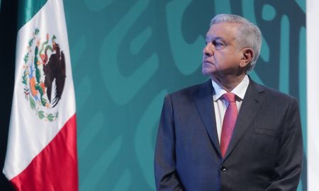 López Obrador impulsa una consulta para que la ciudadanía decida si concluye o no su mandato hasta el 2024. López Obrador impulsa una consulta para que la ciudadanía decida si concluye o no su mandato hasta el 2024.