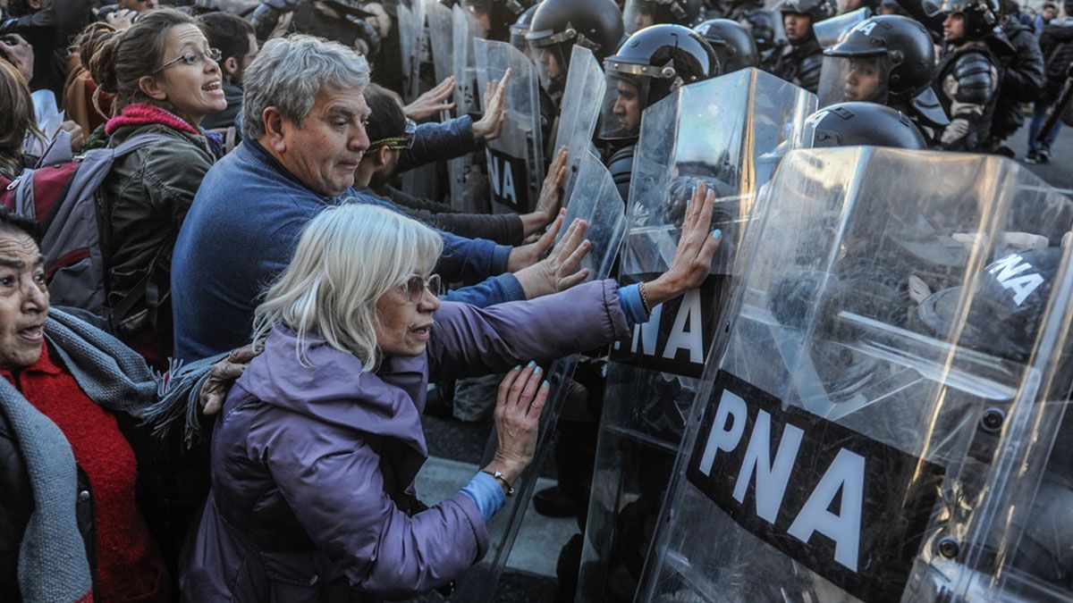 El Ministerio de Seguridad anticipó que los hinchas que generen disturbios o violencia en la marcha de jubilados quedarán prohibidos en eventos deportivos.