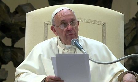 El papa Francisco debió permanecer sentado para dar la bendición a feligreses. El papa Francisco debió permanecer sentado para dar la bendición a feligreses.