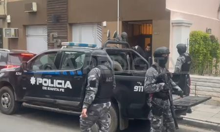 El 7 de mayo, policías de trata de personas detuvieron a uno de los investigados en 1° de Mayo, casi Suipacha. El 7 de mayo, policías de trata de personas detuvieron a uno de los investigados en 1° de Mayo, casi Suipacha.