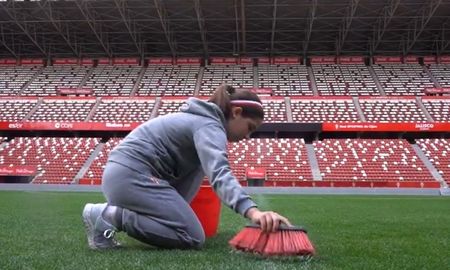 El Sporting Gijón saludó a las mujeres en su día con un video de una niña limpiando y tuvo reacciones de todo tipo. El Sporting Gijón saludó a las mujeres en su día con un video de una niña limpiando y tuvo reacciones de todo tipo.