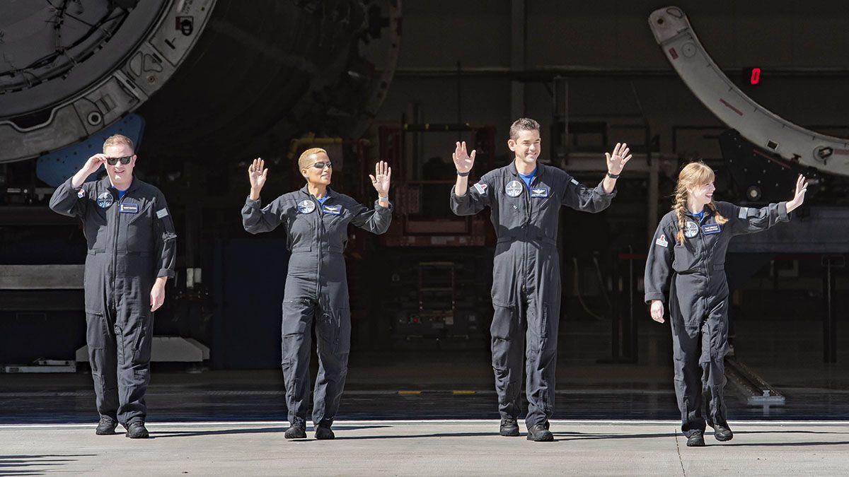 Cuatro personas están ahora en la obrita de la Tierra. Forman parte de la primera misión privada con civiles no astronautas que van al espacio.
