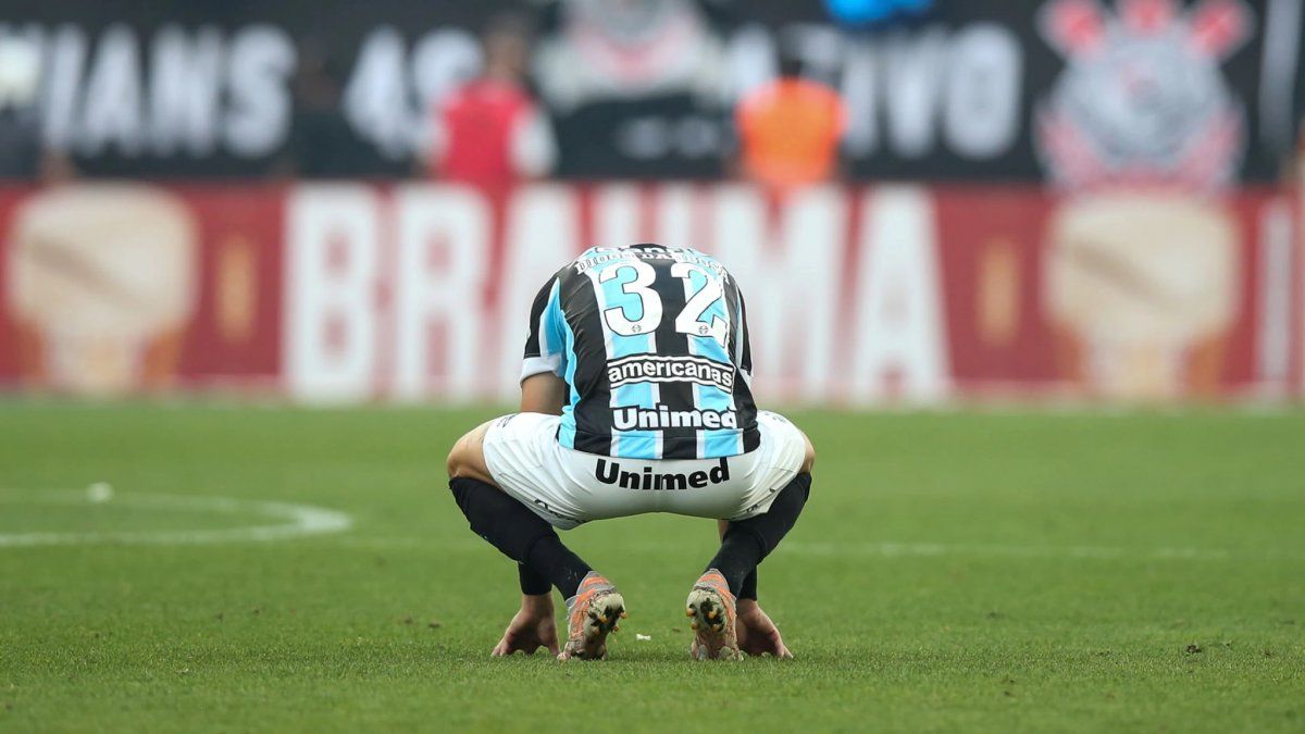 Gremio venció a Atlético Mineiro pero no pudo evitar el descenso en la última fecha del Brasileirao. El triunfo de Juventude ante Corinthians selló el destino del Tricolor gaúcho.