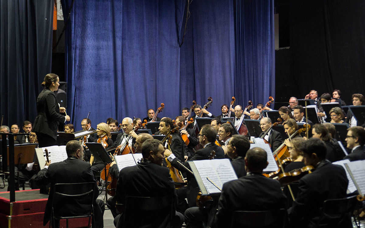 La Orquesta Sinfónica de Santa Fe reclama por los salarios de los trabajadores. La Orquesta Sinfónica de Santa Fe reclama por los salarios de los trabajadores.