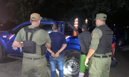 Arquero de fútbol detenido en pleno partido. Arquero de fútbol detenido en pleno partido.