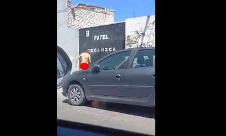 Al ser descubierto en plena infidelidad, un hombre no dudó en emprender la huida completamente desnudo en pleno centro comercial de Salta. Al ser descubierto en plena infidelidad, un hombre no dudó en emprender la huida completamente desnudo en pleno centro comercial de Salta.
