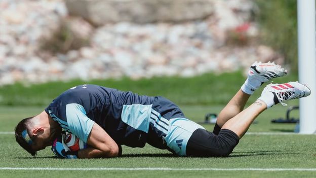 Emiliano Dibu Martínez en el entrenamiento de este jueves en Kansas.