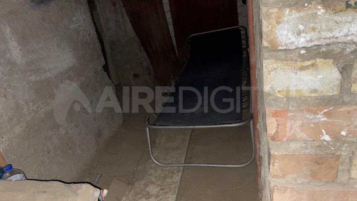 En el refugio, la oscuridad es prácticamente total.