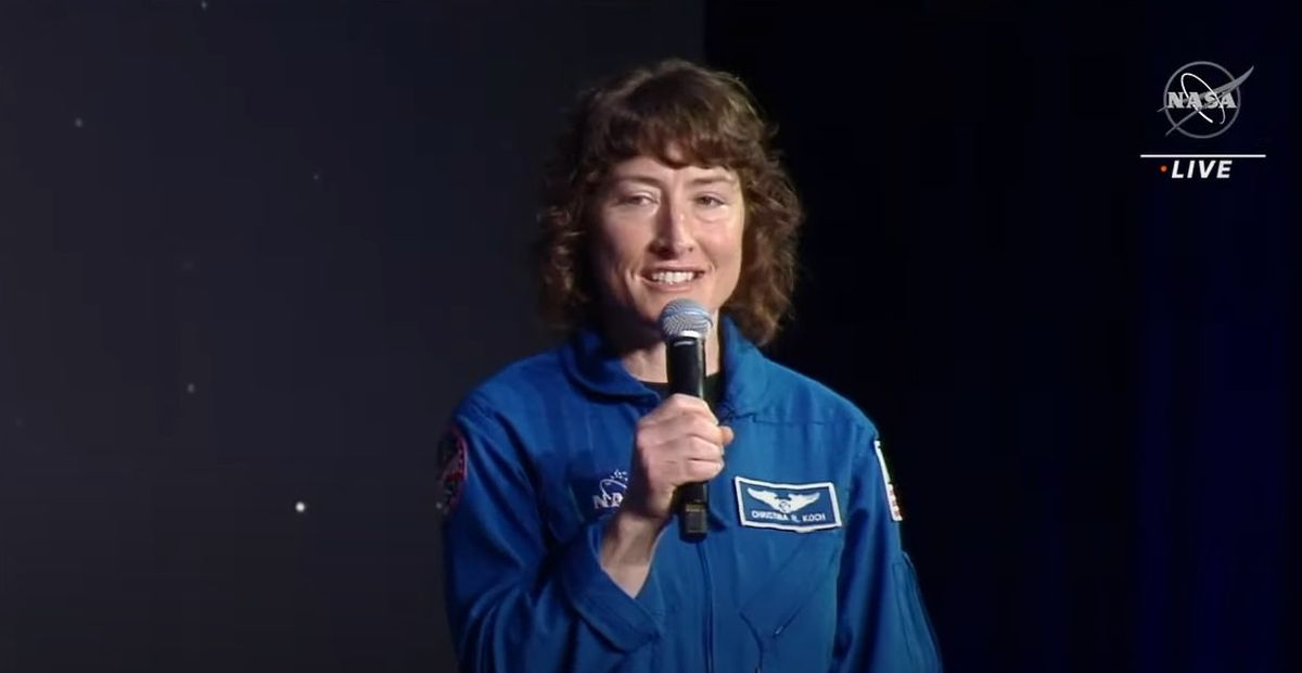 Christina Koch tiene el récord de ser la mujer que más tiempo pasó en el espacio. En el 2019 fue la primera mujer en realizar una caminata espacial.