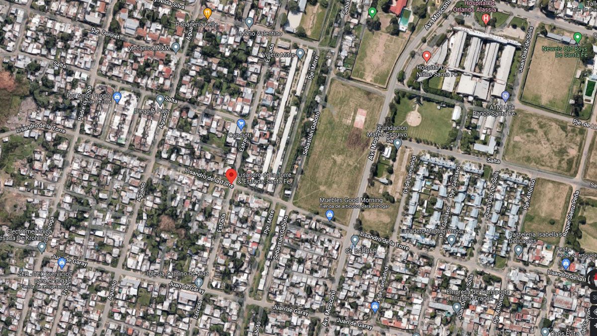 El hecho se produjo en inmediaciones de Lisandro de la Torre y Estrada, en Barrio Santa Rosa de Lima. El presunto agresor se habría trasladado en una bicicleta hasta el lugar donde, sin mediar palabras, atacó a disparos a la víctima.