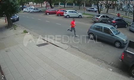 Tras sustraer el dinero el cadete huyó por bulevar hasta Saavedra y allí dobló al sur. Tras sustraer el dinero el cadete huyó por bulevar hasta Saavedra y allí dobló al sur.