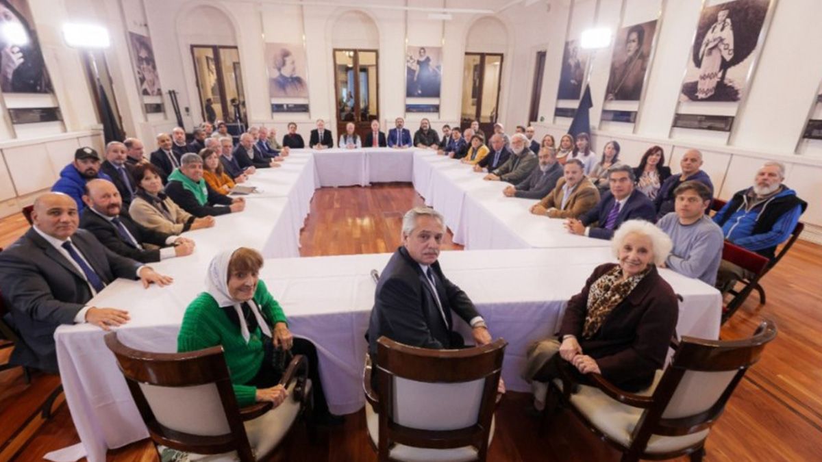 El presidente Alberto Fernández encabezó una reunión en Casa Rosada con diferentes sectores sociales el día después del atentado contra la vicepresidenta Cristina Fernández de Kirchner.