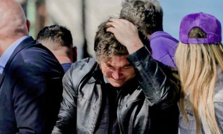 Un sector opositor a la administración libertaria mostró su repudio frente a la decisión del Ejecutivo: lo acusan de no tener rumbo. Un sector opositor a la administración libertaria mostró su repudio frente a la decisión del Ejecutivo: lo acusan de no tener rumbo.