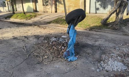 Los vecinos señalizan de forma manual los baches, aunque aumenta el peligro por la noche. Los vecinos señalizan de forma manual los baches, aunque aumenta el peligro por la noche.