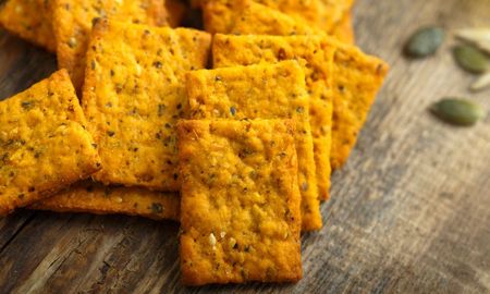 Crackers caseras de calabaza y harina de garbanzo, una receta fácil para preparar al horno.