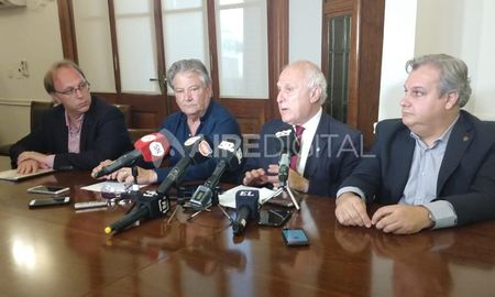 El gobernador Miguel Lifschitz brindó una conferencia junto al ministro de Economía Gonzalo Saglione. el vicegobernador Carlos Fascendini y el ministro de Gobierno Pablo Farías. El gobernador Miguel Lifschitz brindó una conferencia junto al ministro de Economía Gonzalo Saglione. el vicegobernador Carlos Fascendini y el ministro de Gobierno Pablo Farías.