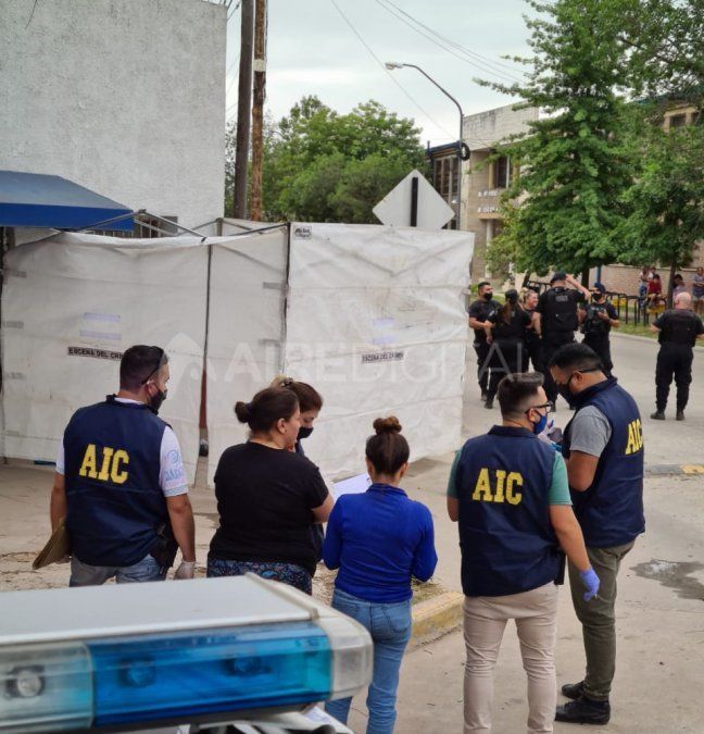 También trabaja en el lugar el área de criminalística de la AIC en el lugar.