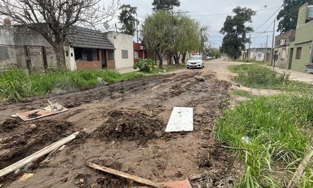 La calle se volvió intransitable y los vecinos ni siquiera pueden sacar sus autos de los domicilios. La calle se volvió intransitable y los vecinos ni siquiera pueden sacar sus autos de los domicilios.