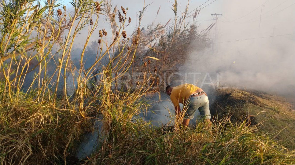 Los vecinos ayudaron al combate del fuego.&nbsp;