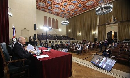 La Cámara de Diputados volvió a sesionar en el Paraninfo de la UNL. La Cámara de Diputados volvió a sesionar en el Paraninfo de la UNL.