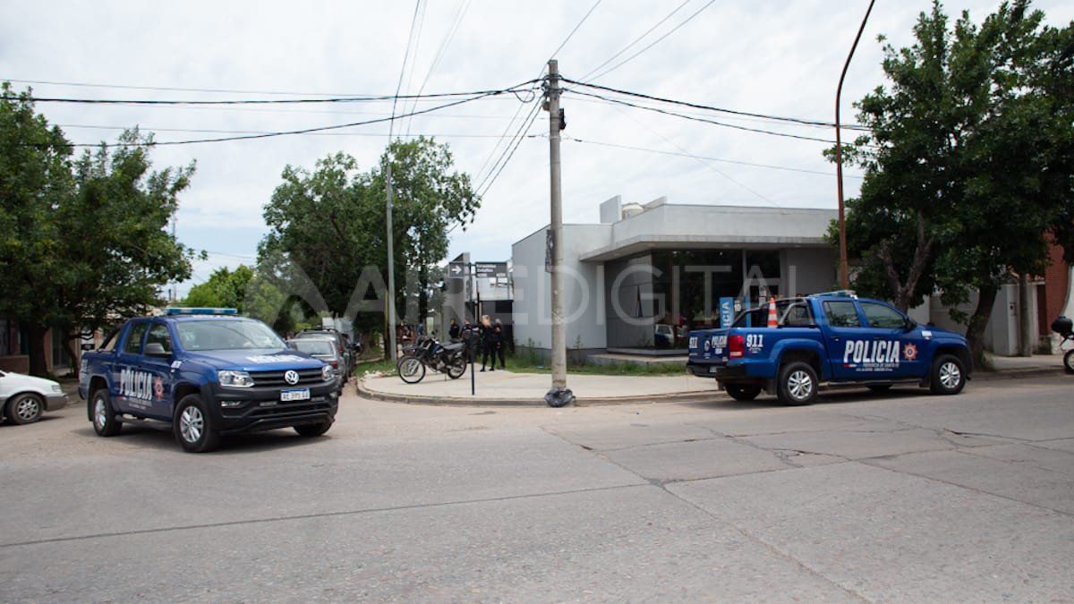 Despliegue policial frente a la Comisaría 10° de la ciudad de Santa Fe tras el recate del caballo.