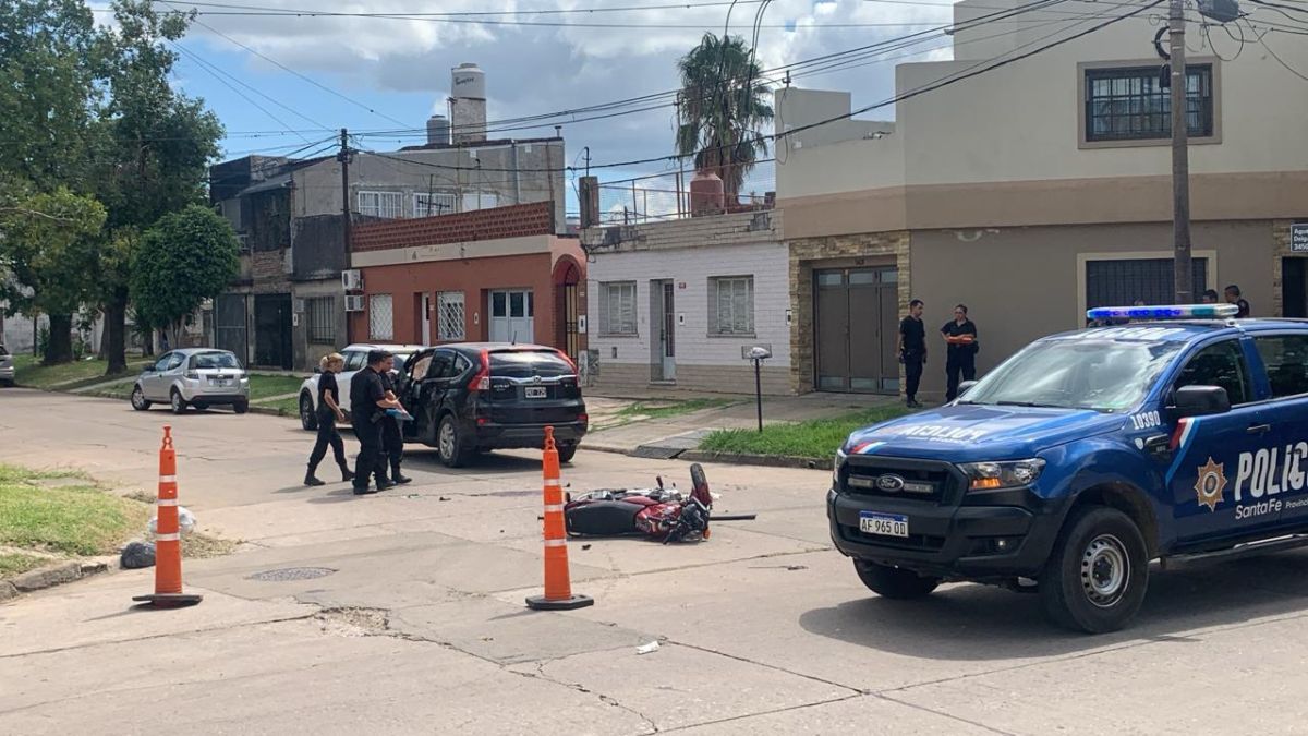 La motocicleta quedó con el manubrio torcido y la rueda completamente doblada, mientras que la camioneta, una Honda CRV, presentaba daños en el costado izquierdo.