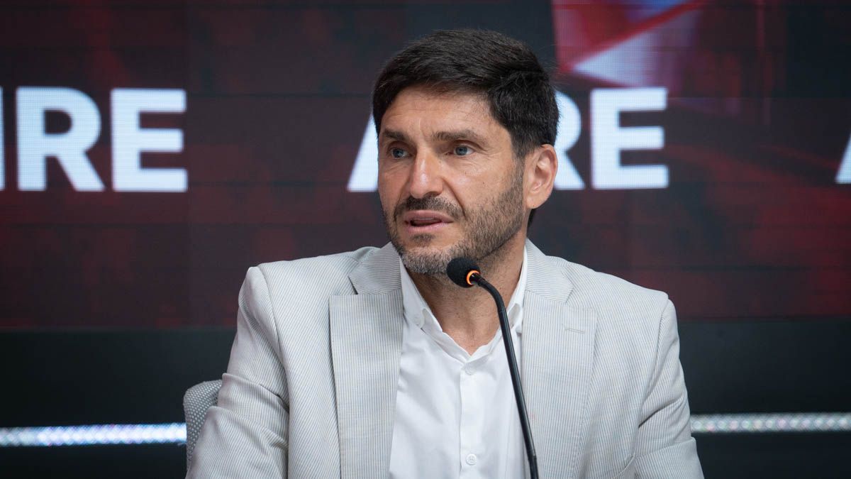 El gobernador Maximiliano Pullaro visitó los estudios de AIRE.