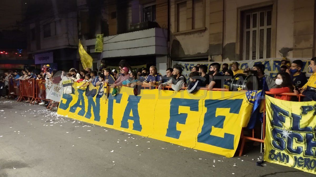 Unos 200 hinchas esperan a Boca en la puerta del hotel en Santa Fe.&nbsp;