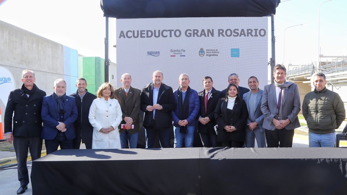 El gobernador de la provincia encabezó una nueva licitación para la obra del acueducto Gran Rosario.