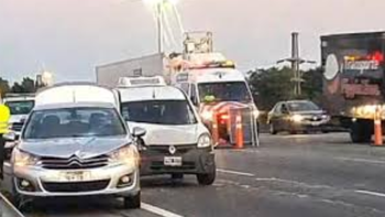caminaba por la panamericana, fue atropellado, genero un choque y murio