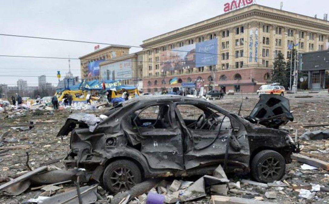 Las tropas rusas recrudecen sus bombardeos sobre la ciudad de Jarkov. Columnas de blindados ingresan a territorio ucraniano.