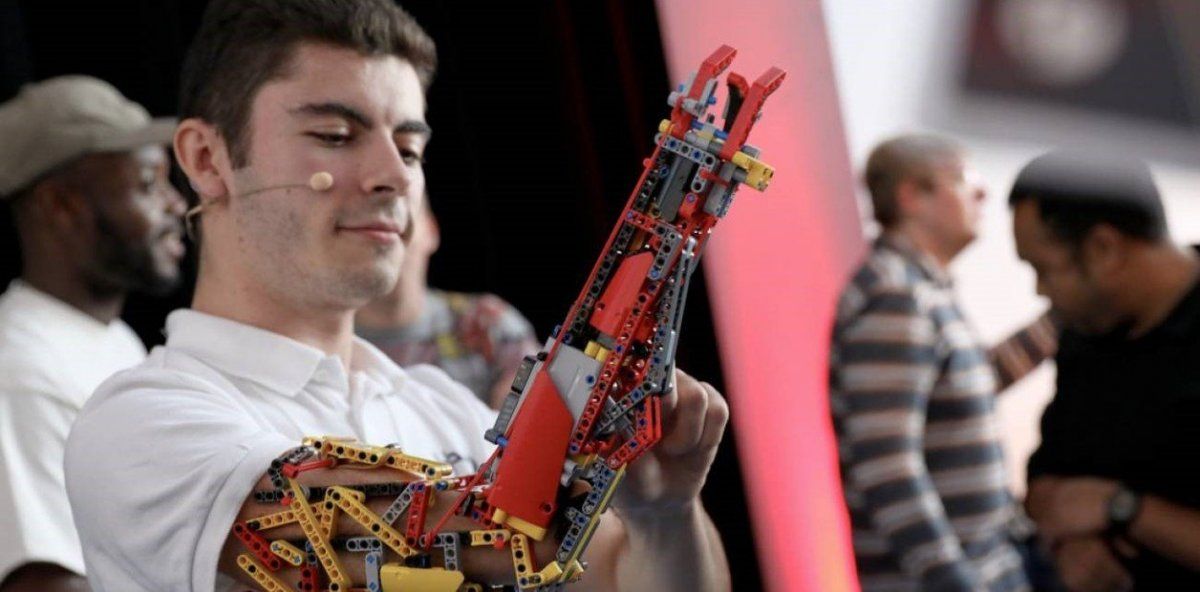 La increíble historia del joven manco que construyó su propia prótesis con piezas Lego