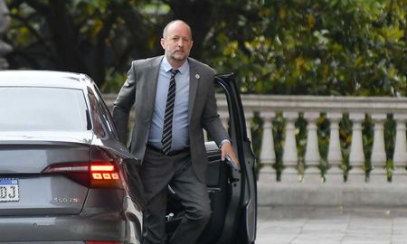 El exjefe de Gabinete bonaerense Martín Insaurralde renunció a su candidatura a concejal de Lomas de Zamora por Unión por la Patria luego de la polémica. El exjefe de Gabinete bonaerense Martín Insaurralde renunció a su candidatura a concejal de Lomas de Zamora por Unión por la Patria luego de la polémica.
